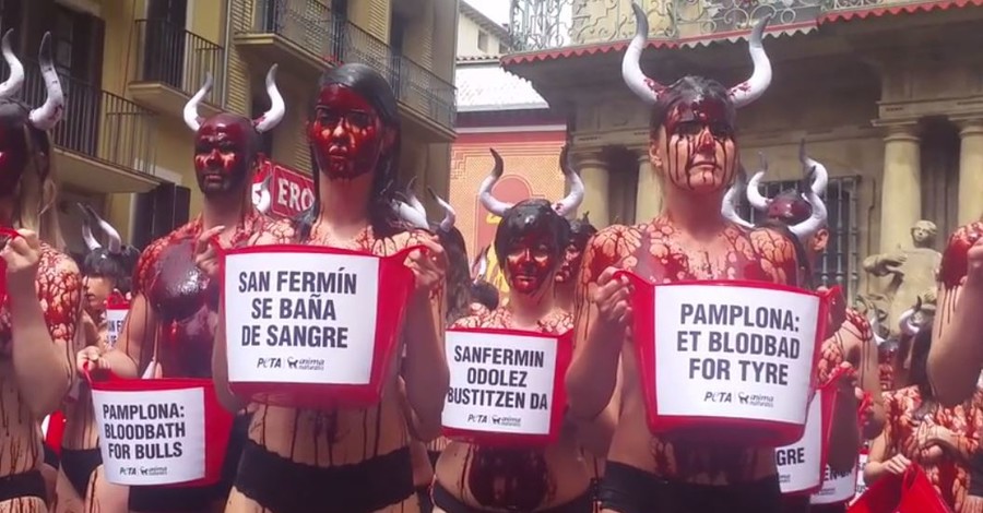 Обнаженные активисты облились кровью в Испании