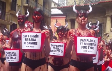 Обнаженные активисты облились кровью в Испании