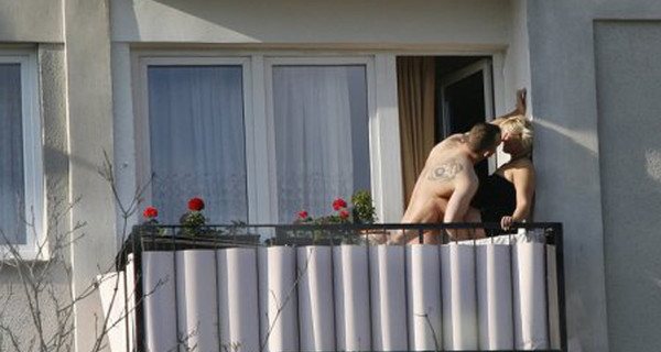 В Киеве пара выпала с балкона, когда занималась любовью