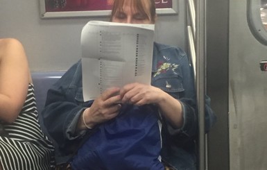Американка распечатала комментарии Facebook, чтобы почитать в метро