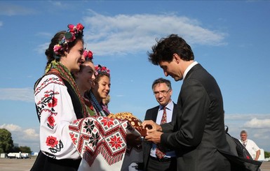 В Украине канадскому премьеру подарили вышиванку