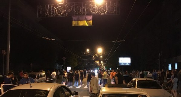 Харьковчане ночью перекрыли улицу, на которой произошло смертельное ДТП с участием патрульных