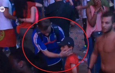 Мальчик из Португалии успокоил плачущего французского болельщика