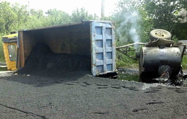 В Луганской области в результате аварии на девочку перевернулась цистерна со смолой