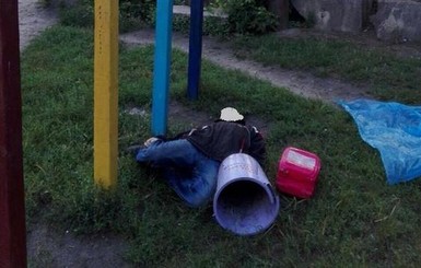 В Житомире на детской площадке повесился мужчина