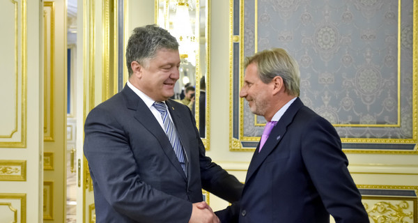 Ерокомиссар Хан призвал Россию отменить санкции против Украины