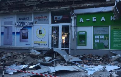В Херсоне на женщину рухнул бетонный карниз здания