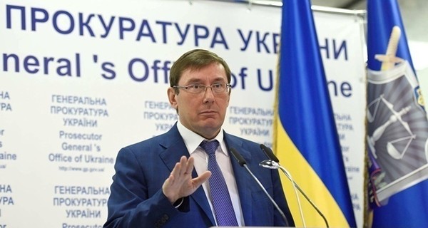 Луценко предложил отбирать у депутатов загранпаспорта