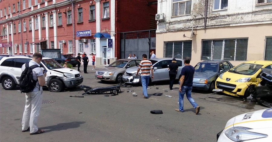 В Киеве водитель возле полиции разбил пять машин