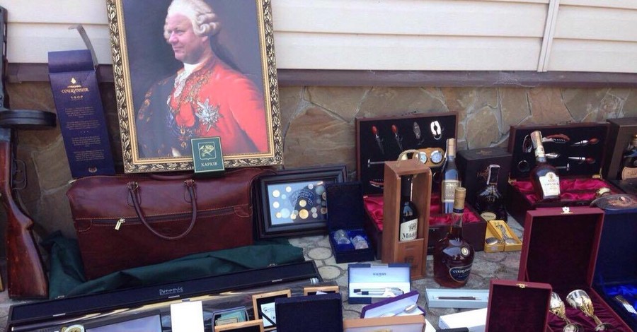 У чиновника в Харькове нашли старинные иконы и элитный алкоголь