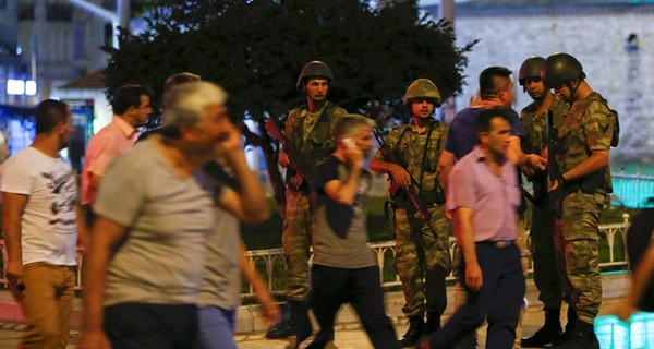 Украинцам в Турции рекомендуют избегать протестов