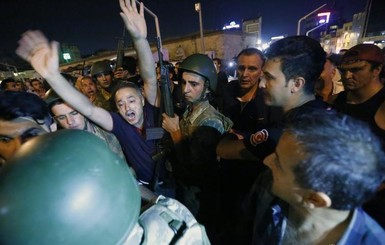 В результате попытки переворота в Анкаре погибли 42 человека