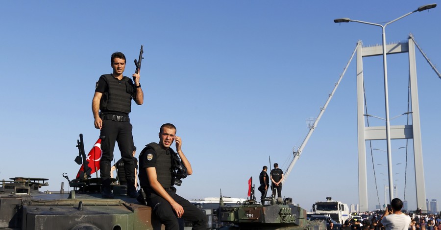 Мятежники в Турции захватили командующего флотом