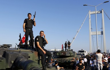 Мятежники в Турции захватили командующего флотом