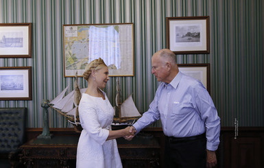 Тимошенко вернула косу ради губернатора Калифорнии