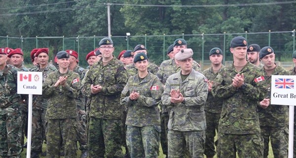 Канада отзывает своих инструкторов из Украины
