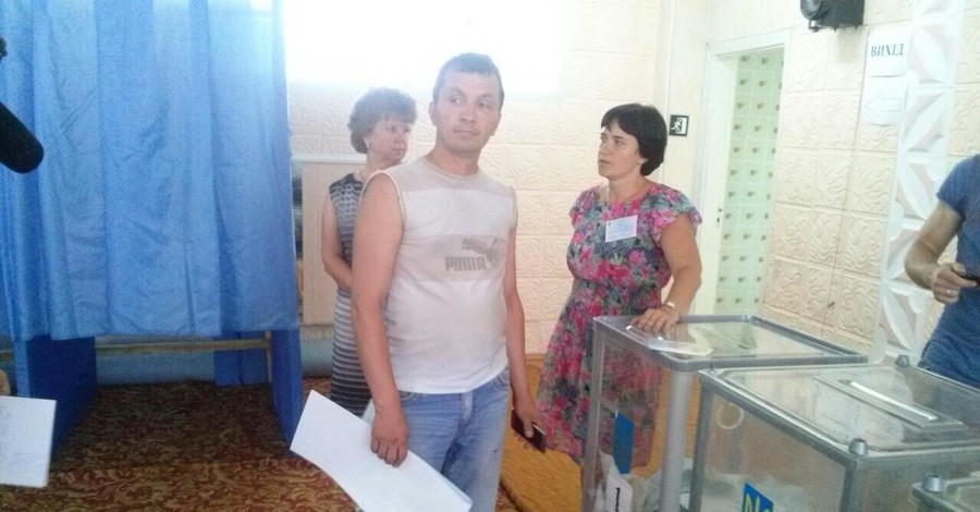 В Чернигове зафиксировали подкуп избирателей в пользу Власенко