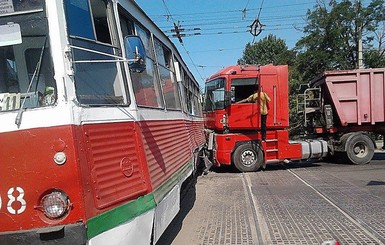 В Николаеве грузовик-зерновоз протаранил трамвай 