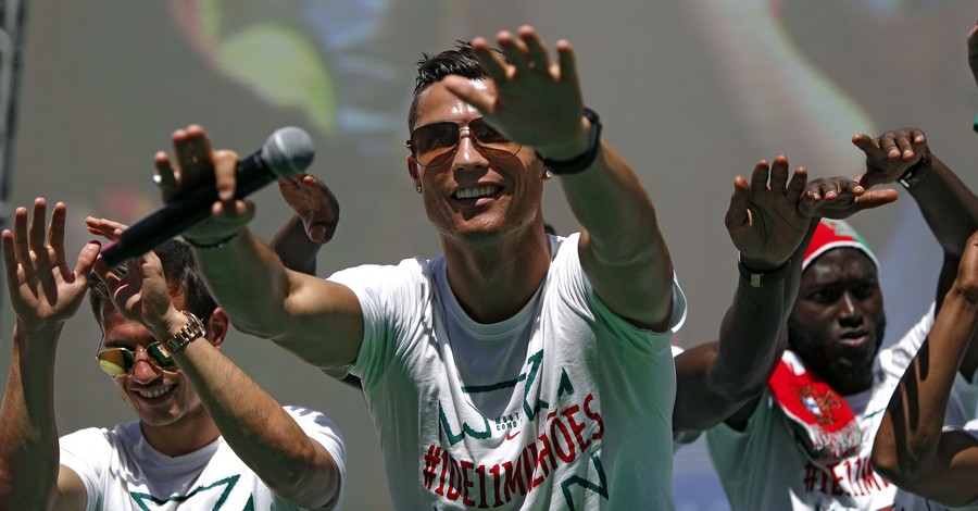Роналду отдал все призовые за победу на Евро-2016 в онкологический центр