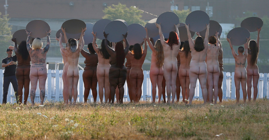 В США против Трампа протестовали более 100 голых женщин
