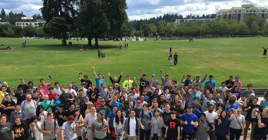В Сиэтле толпа геймеров сбежалась в центральный парк – ищут покемона