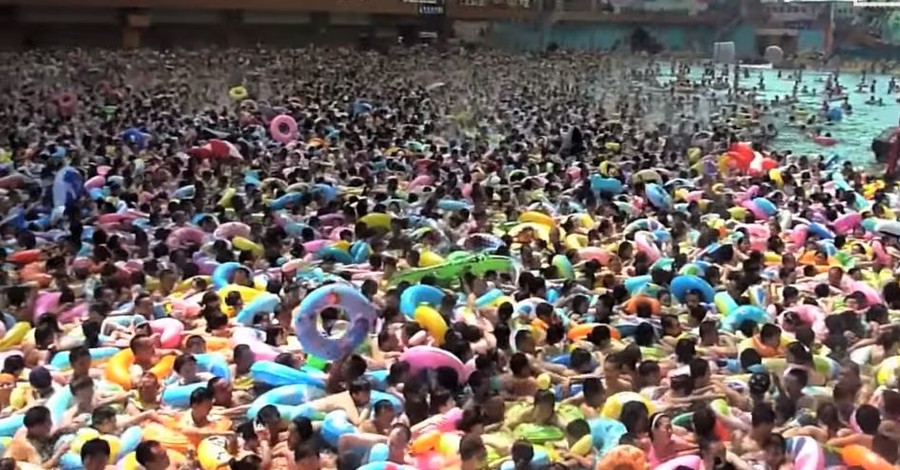 10 тысяч китайцев одновременно прохладились в бассейне