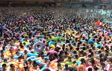 10 тысяч китайцев одновременно прохладились в бассейне