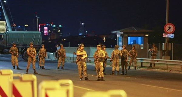 По подозрению в организации госпереворота в Турции уволены 50 тысяч чиновников