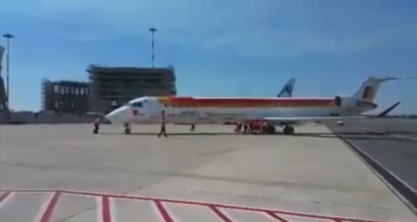Сотрудникам аэропорта в Риме пришлось подтолкнуть самолет