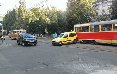 В Киеве трамвай столкнулся с легковушкой