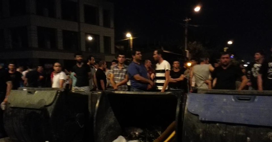 Под захваченным зданием в Ереване столкнулись полиция и протестующие