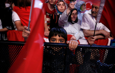 Эрдоган на три месяца ввел чрезвычайное положение в Турции