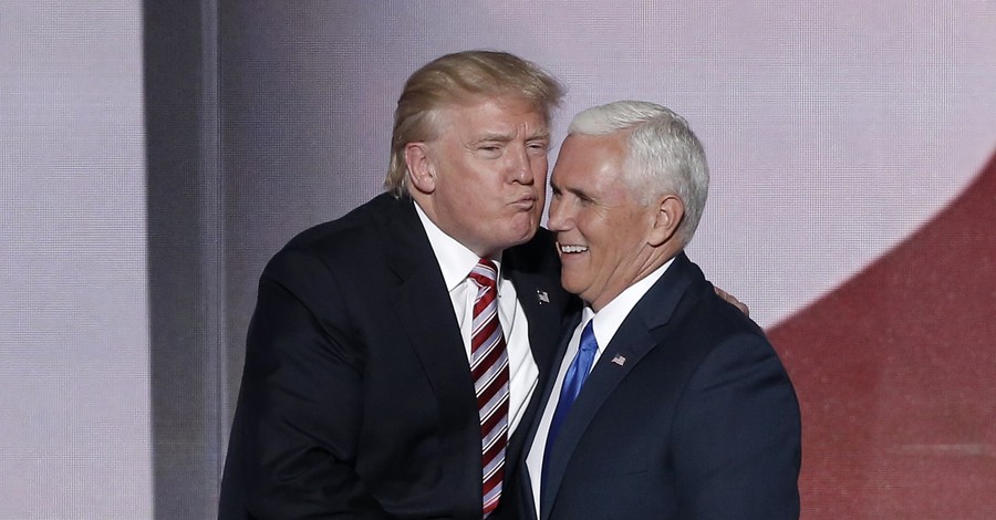СМИ высмеяли Трампа за поцелуй своего вице-президента