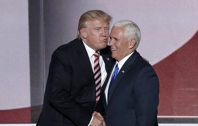 СМИ высмеяли Трампа за поцелуй своего вице-президента