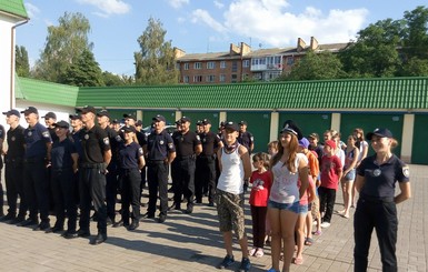 Ровенские полицейские будят горожан громким исполнением гимна