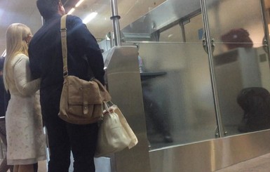 Тимошенко застали в аэропорту под руку с экс-чиновником 