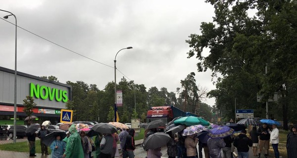 В Буче люди перекрыли дорогу из-за обысков у мэра