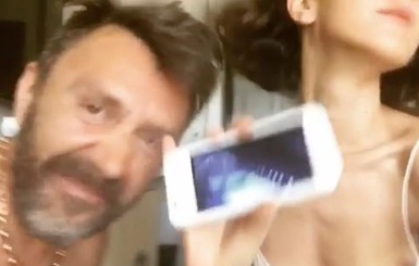 Жена Шнурова оголила грудь в провокационном домашнем видео