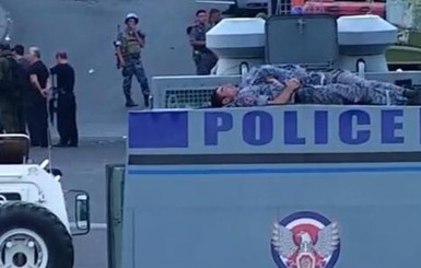 Захватчики полиции в Ереване отказались сдаваться и требуют отставки Саргсяна