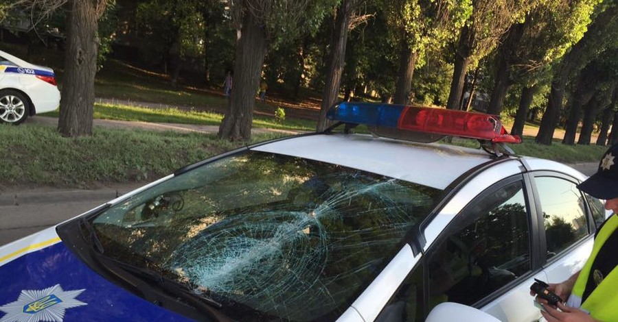 В Харькове летающие двери оставили полицейских без машины