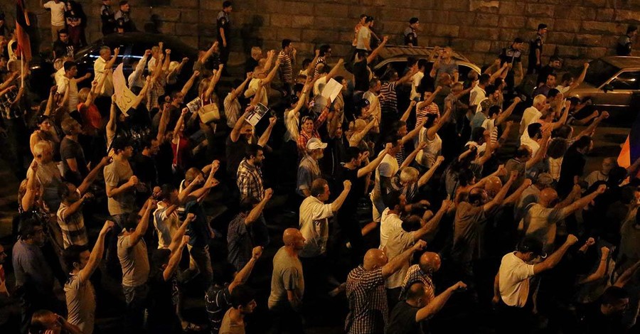 В Ереване прошел митинг оппозиции в поддержку группировки, которая захватила полицию 