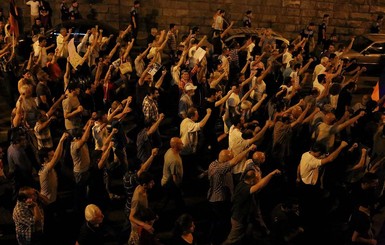 В Ереване прошел митинг оппозиции в поддержку группировки, которая захватила полицию 