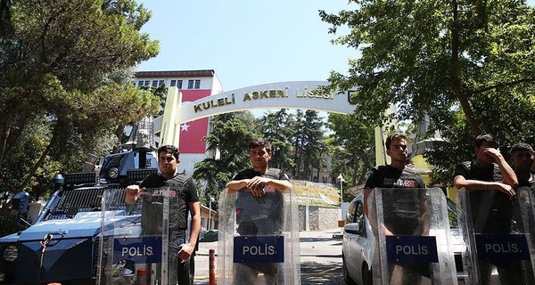 В Турции из-за подозрения в перевороте не отпускают 62 подростков