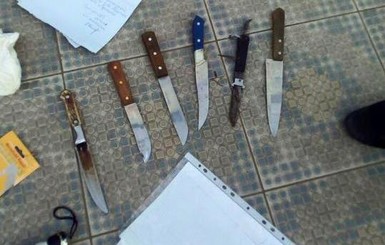 На Херсонщине патрульного ударили ножом в детском магазине