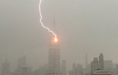 В Нью-Йорке знаменитый небоскреб поразил удар молнии 