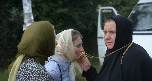 Как паломники ждут, чтобы их пустили в Киев