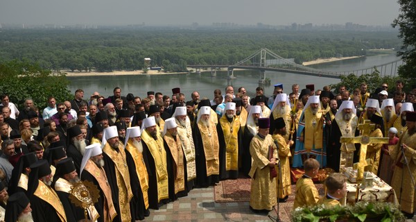 Паломники помолились на Владимирской горке и пошли в Лавру. Хроника событий 