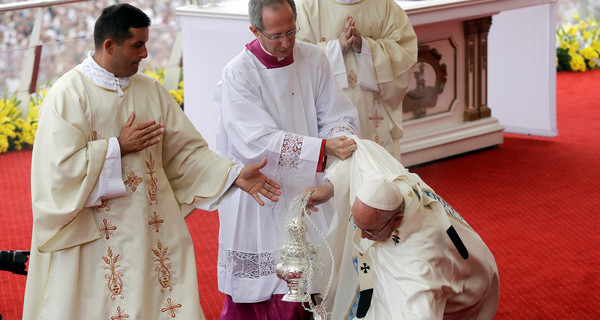 Папа Римский упал во время торжественной мессы в Польше