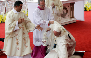 Папа Римский упал во время торжественной мессы в Польше
