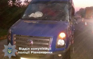 На трассе Киев-Чоп  маршрутка врезалась в грузовик, погибли три человека